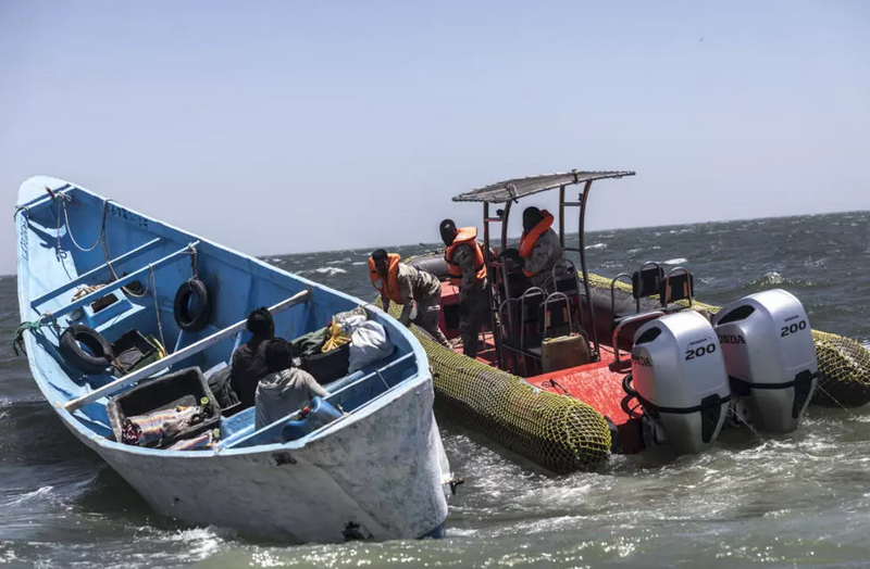 Une embarcation traditionnelle en détresse en mer sauvée par les garde-côtes mauritaniens près de Nouadhibou