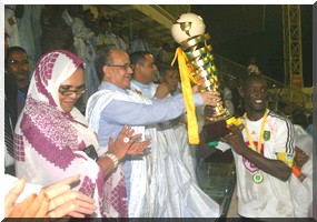 Le Premier ministre remet la coupe nationale à l'équipe de Tevragh Zeina