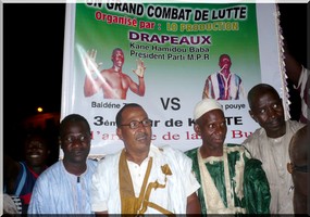 Lutte : Lo Production auréole Kane Hamidou Baba d’un drapeau